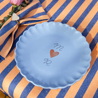 Blauw en oranje gestreept tafelkleed voor een zomers gedekte tafel