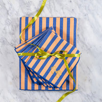 Cadeauset met een abrikoos-kobalt gekleurd tafelkleed en bijpassende servetten, gepersonaliseerd naar wens
