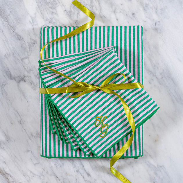 Cadeauset met een gestreept tafelkleed in de kleuren frisgroen en poederroze en bijpassende servetten, gepersonaliseerd naar wens