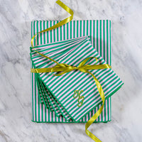 Cadeauset met een gestreept tafelkleed in de kleuren frisgroen en poederroze en bijpassende servetten, gepersonaliseerd naar wens