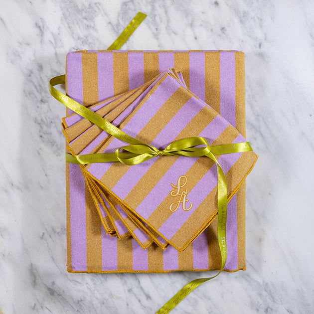 Cadeauset met een honing-lila gestreept tafellaken en bijpassende servetten, gepersonaliseerd naar wens