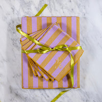 Cadeauset met een honing-lila gestreept tafellaken en bijpassende servetten, gepersonaliseerd naar wens