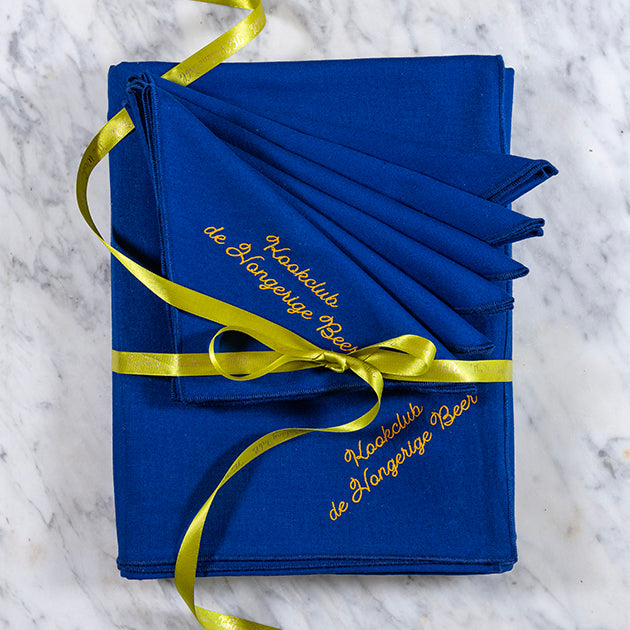 Cadeauset met een koningsblauw tafelkleed en koningsblauwe servetten, gepersonaliseerd naar wens
