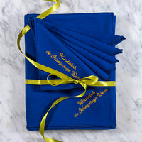 Cadeauset met een koningsblauw tafelkleed en koningsblauwe servetten, gepersonaliseerd naar wens