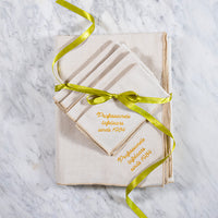 Cadeauset met een zachtbeige tafelkleed en zachtbeige servetten, gepersonaliseerd naar wens