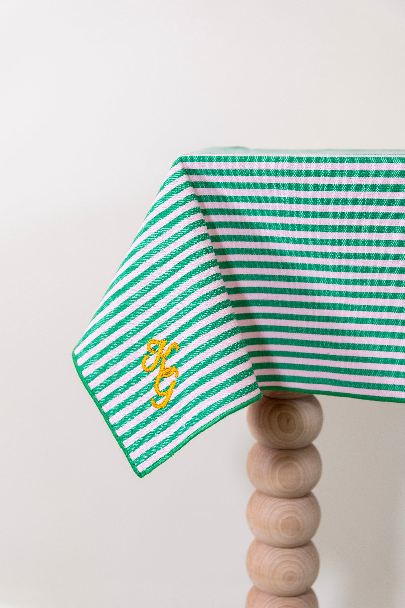 Frisgroen en poederroze gestreept tafelkleed, gepersonaliseerd met een monogram in gouddraad
