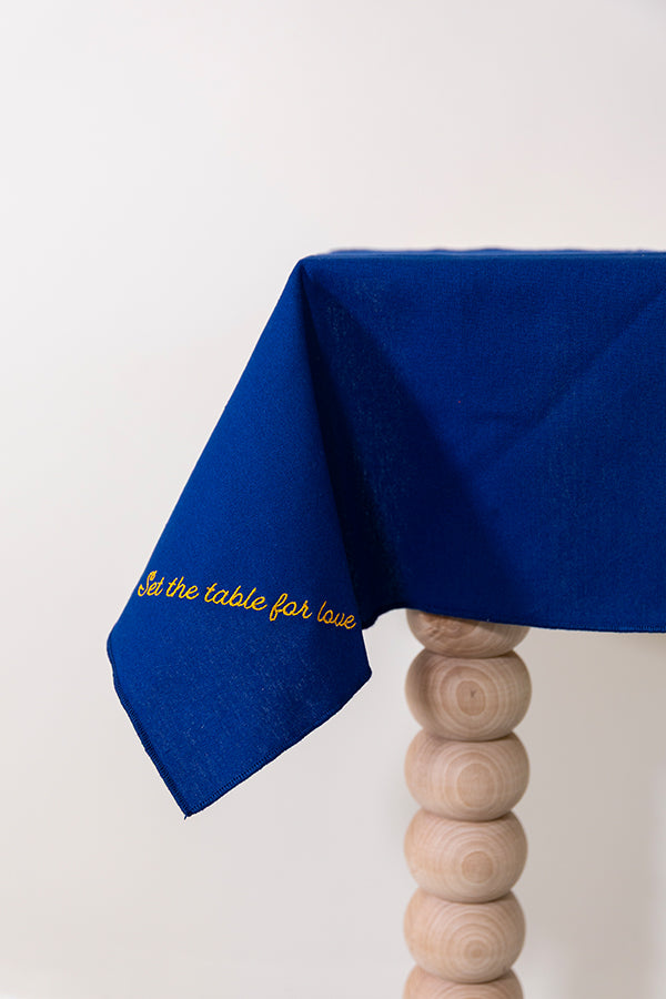 Koningsblauw tafelkleed gepersonaliseerd met een eigen tekst