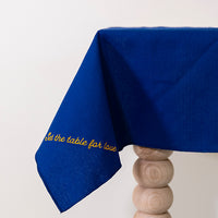 Koningsblauw tafelkleed gepersonaliseerd met een eigen tekst