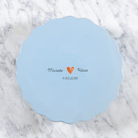 Frisblauw taartplateau gepersonaliseerd met twee namen en een datum voor een jubileum of een huwelijk