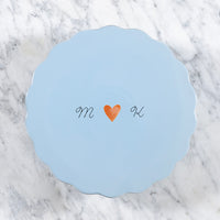 Gegraveerd lichtblauw taartplateau met twee initialen en een hartje