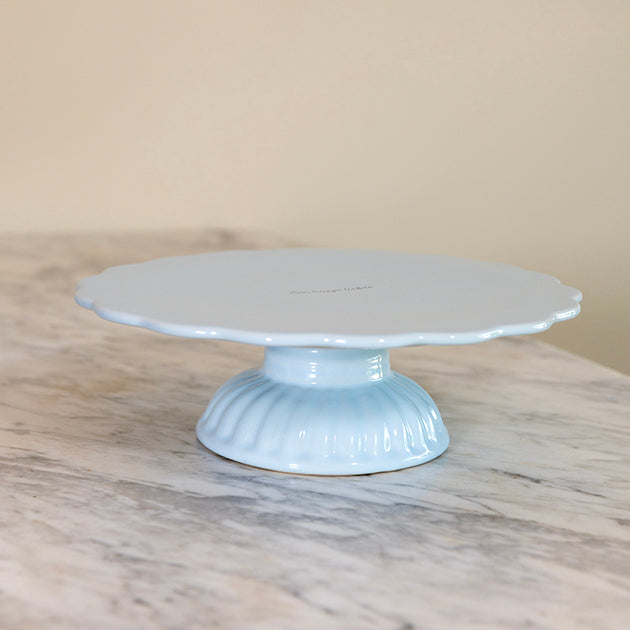 Lichtblauw taartplateau met geschulpte rand en decoratieve voet