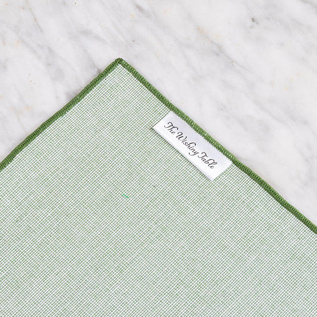 Olijfgroen tafelkleed met een label van The Wishing Table