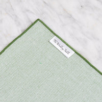 Olijfgroen tafelkleed met een label van The Wishing Table