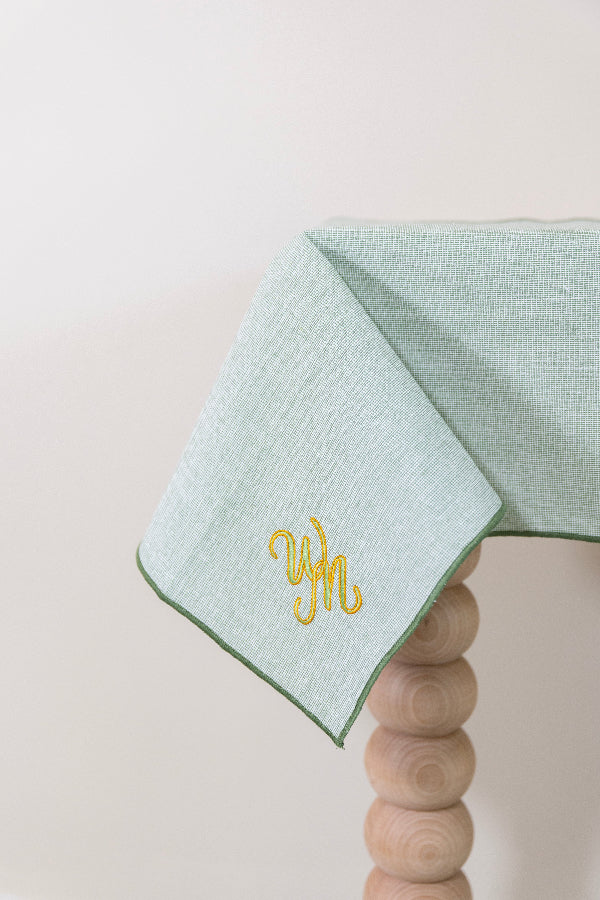 Olijfgroen tafelkleed gepersonaliseerd met een monogram in groen en gouddraad