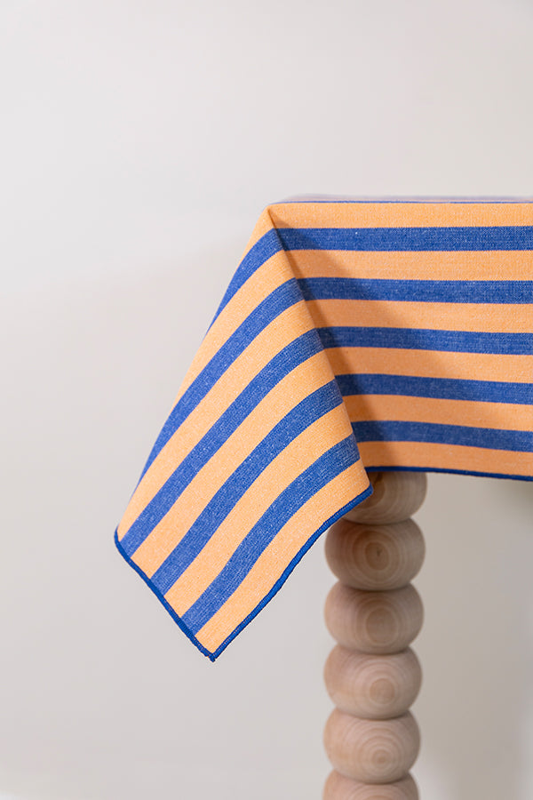 Oranje en blauw gestreept tafelkleed, prachtig afgewerkt met een geborduurde rand