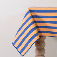 Oranje en blauw gestreept tafelkleed, prachtig afgewerkt met een geborduurde rand