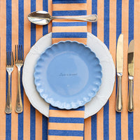 Oranje-blauw gestreept tafelkleed met een bijpassende servet voor een feestelijk en persoonlijk gedekte tafel