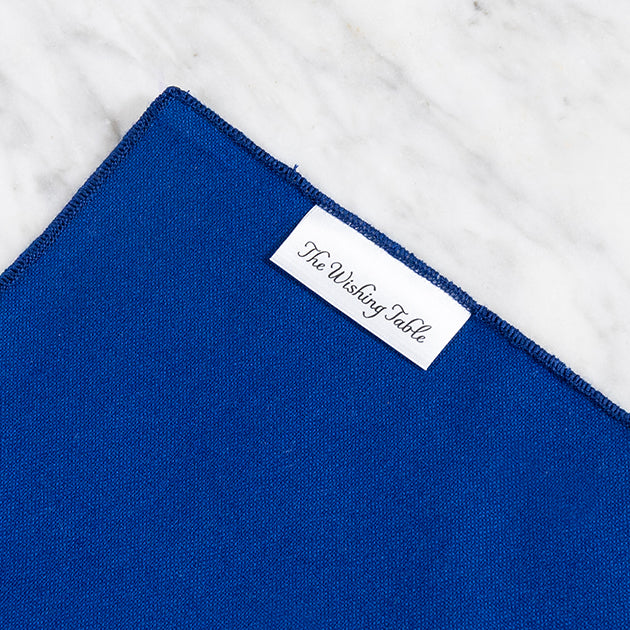 Koningsblauw tafelkleed met een label van The Wishing Table