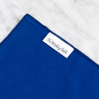 Koningsblauw tafelkleed met een label van The Wishing Table