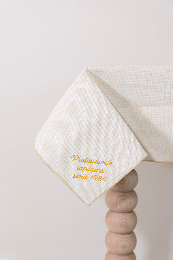 Zachtbeige tafelkleed gepersonaliseerd met een eigen tekst