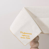Zachtbeige tafelkleed gepersonaliseerd met een eigen tekst
