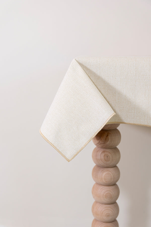 Effen zachtbeige tafelkleed prachtig afgewerkt met een geborduurde rand